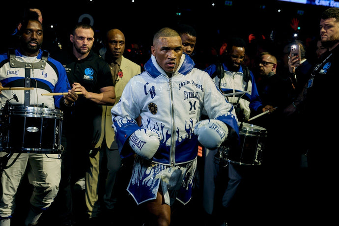 A designer brasileira por trás das luvas de Conor Benn